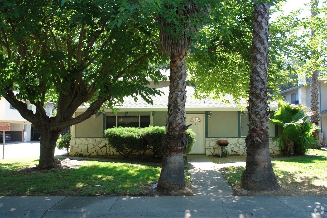 Foto principal - 5742 Blachly Way