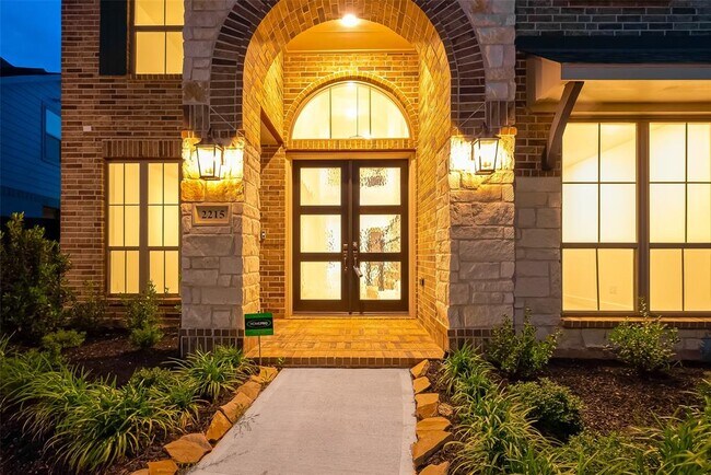 Foto del edificio - 2215 Falling Fig Ln