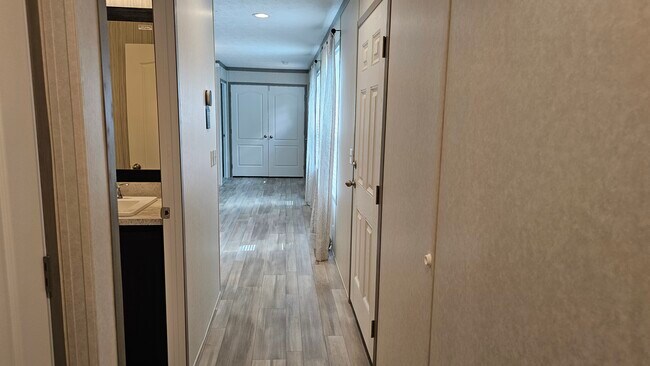 Foto del edificio - 300 Forrest Ave