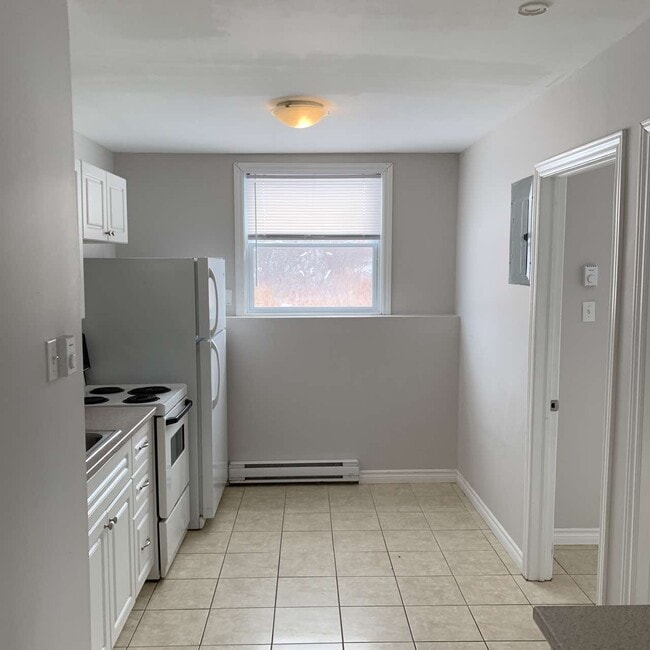 Building Photo - 2 Kingsview Ct