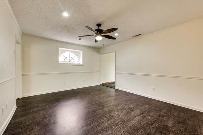 Building Photo - 1604 Woodhaven Dr