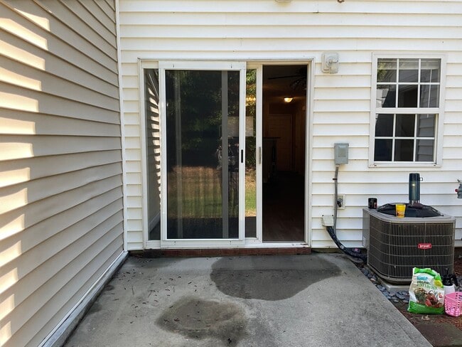Building Photo - Townhome with 2 Bedrooms, 2.5 Baths