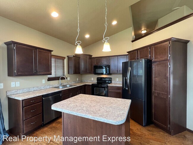 Building Photo - 4 br, 3 bath House - 8805 W 19th St