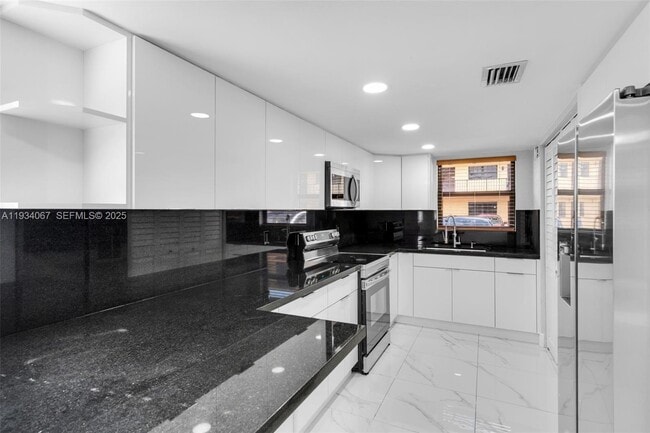 Foto del edificio - 5061 W 12th Ln