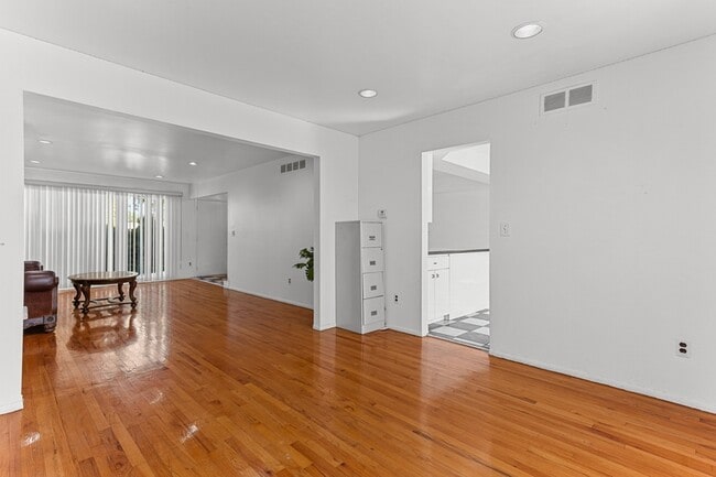 Building Photo - 3516 Gordon Dr