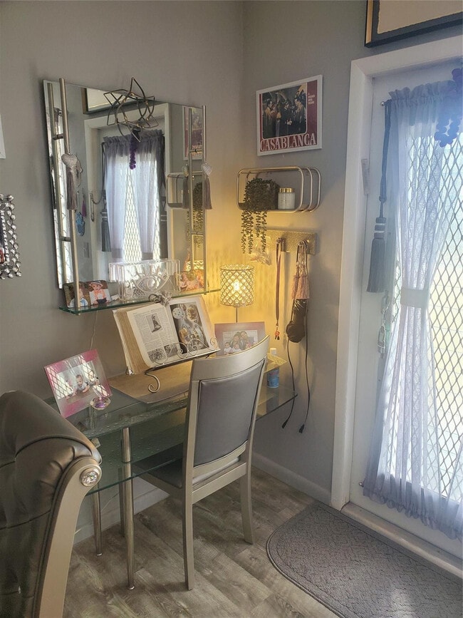 Building Photo - 4058 Ainslie Dr