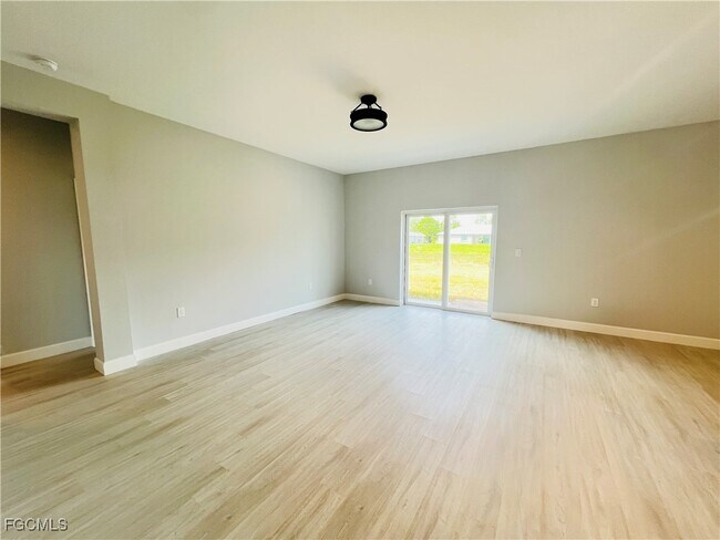 Foto del edificio - 2718 Helen Pl