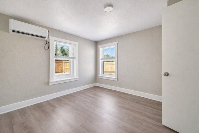 Building Photo - 1218 S 15th Dr