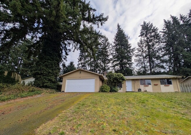 Foto del edificio - Port Orchard Rambler Available Now! 3 Bedrooms, Bonus Space, & Large Fenced Yard. Pets Okay!