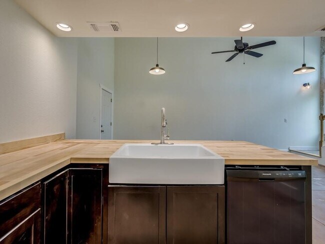 Foto del edificio - 110 S Main St