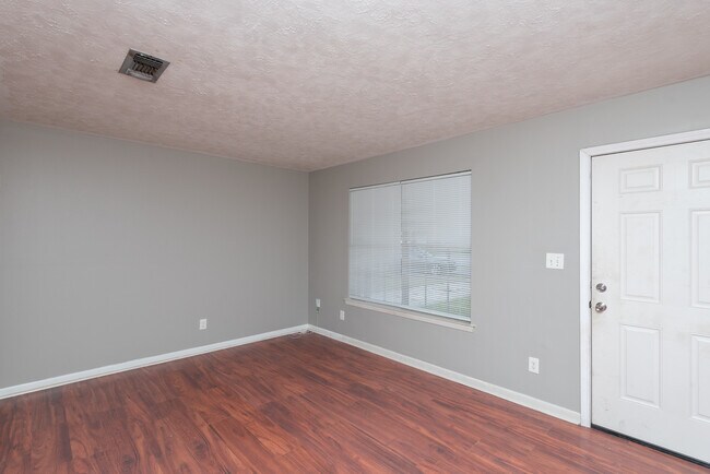 Foto del edificio - 525 Quigley Rd
