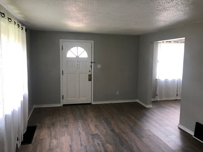 Foto del edificio - 205 Macfarlane Dr