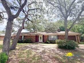 Building Photo - 713 Trowbridge Ave