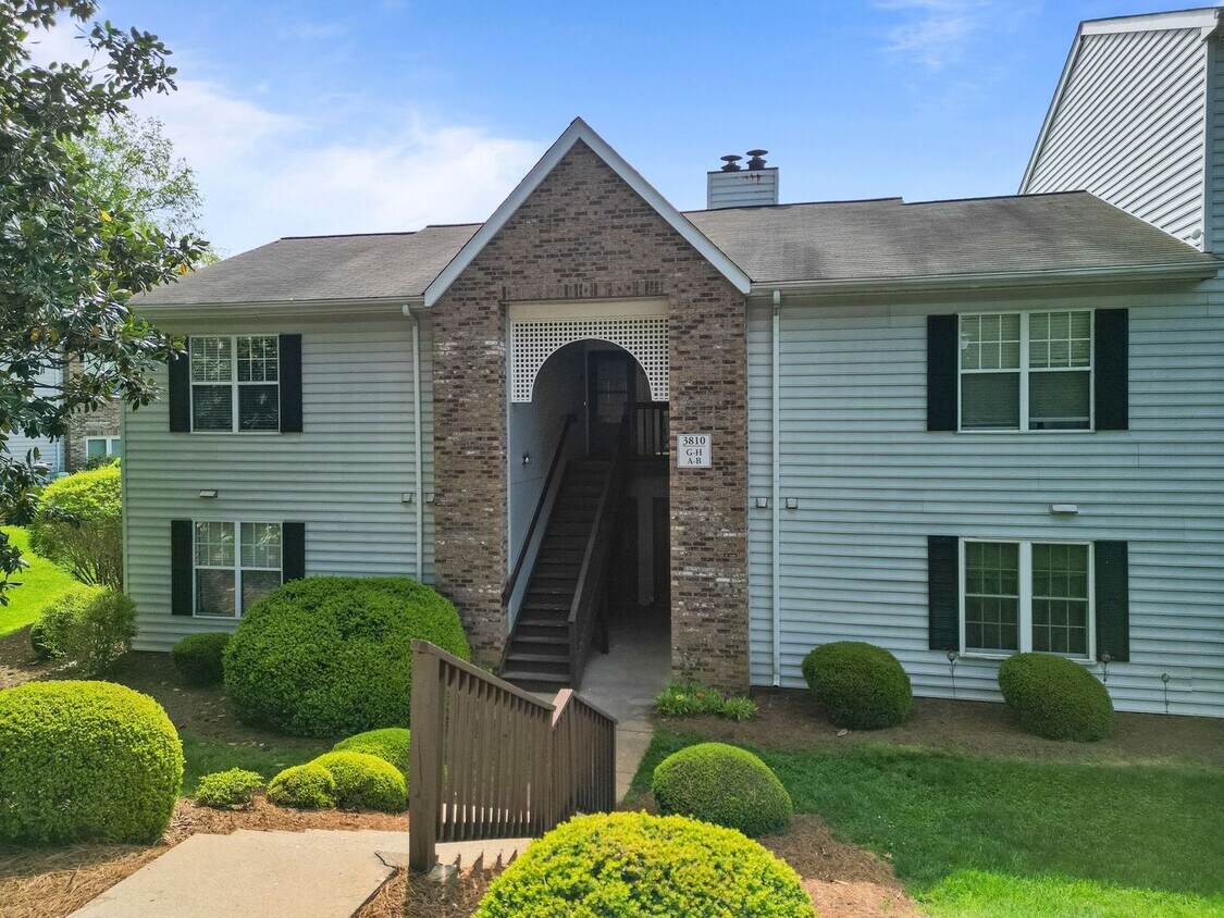 Foto principal - 1 bedroom, 1 bath unit Available NOW