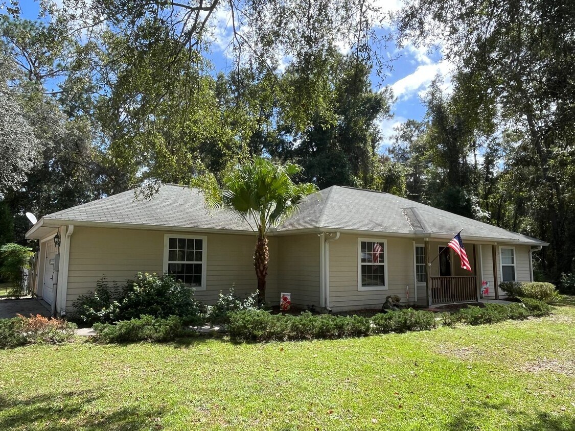 Foto principal - 3BR/2BA Home with 2 Car Garage, Fenced Yard & RV Hookups – Lake City, FL