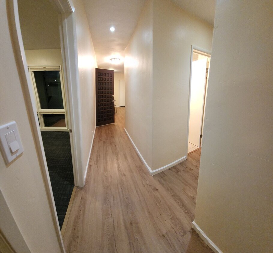 Foto principal - 5 bed 3.5 bath home close to campus!