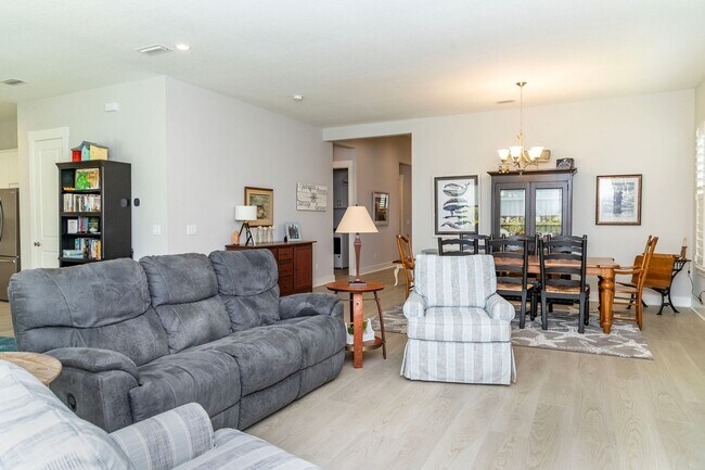 Building Photo - River Town Home