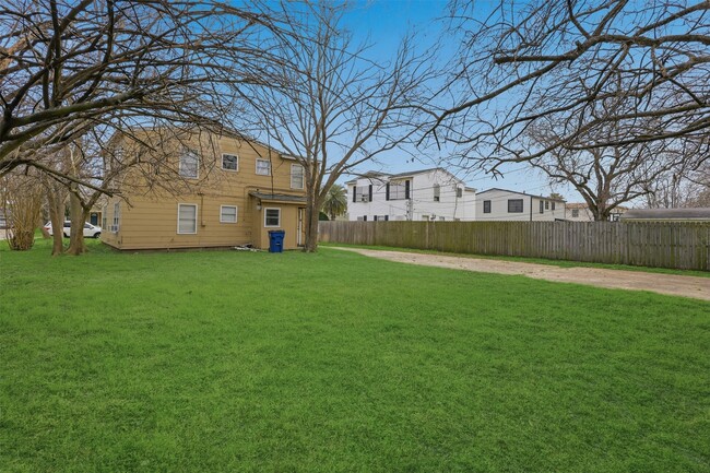 Building Photo - 1228 5th Ave N