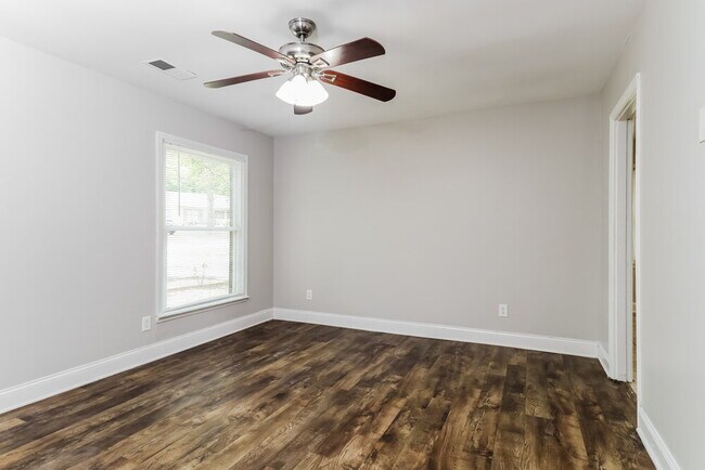 Building Photo - 323 Huntsmoor Dr