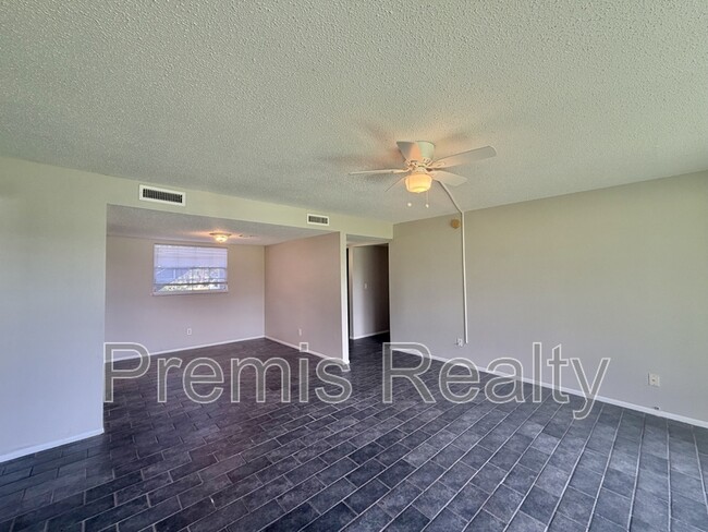 Building Photo - 200 Country Club Dr