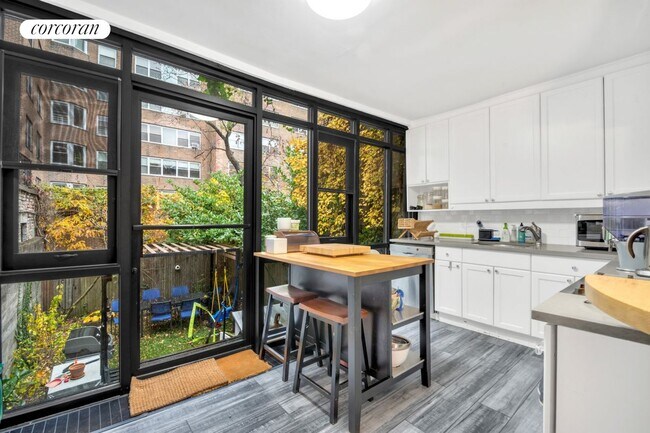 Foto del edificio - 359 W 21st St