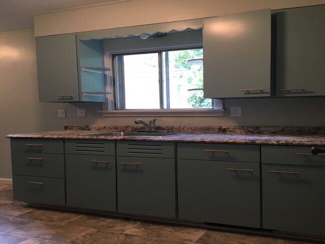 Building Photo - 905 Goodland
