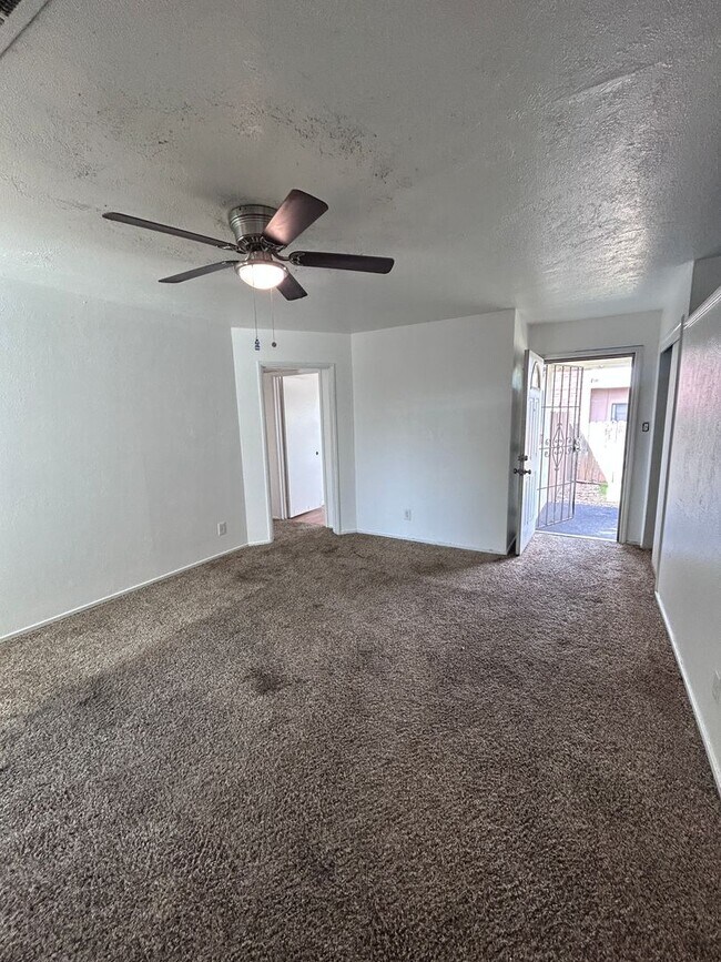 Foto del edificio - Move in Ready in North Hanford Central air/heat, lawn service included