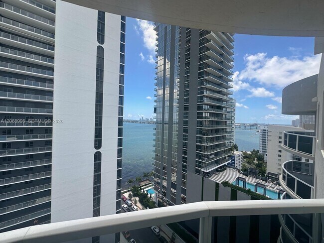 Foto del edificio - 601 NE 23rd St