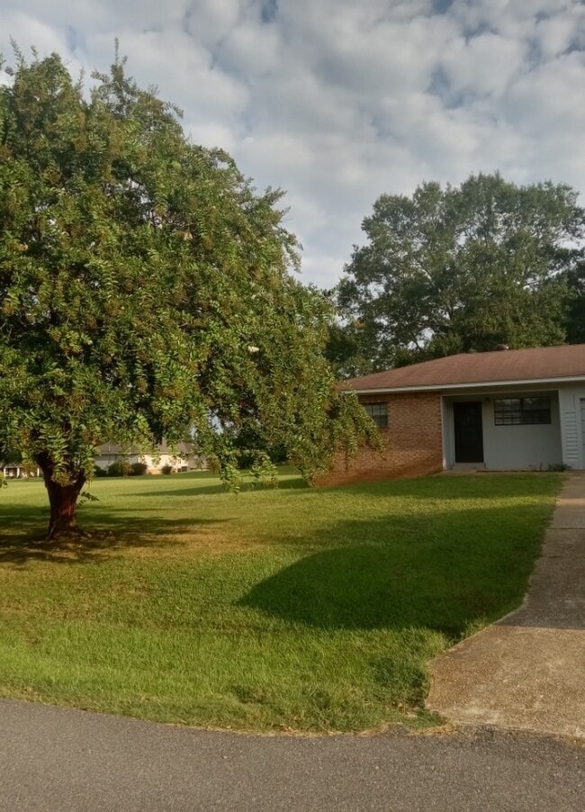 Building Photo - 153 Shades Ave