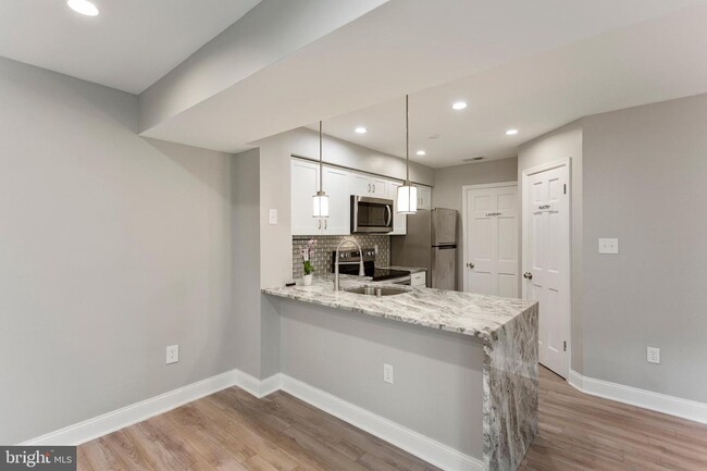 Building Photo - 1611 Carriage House Terrace