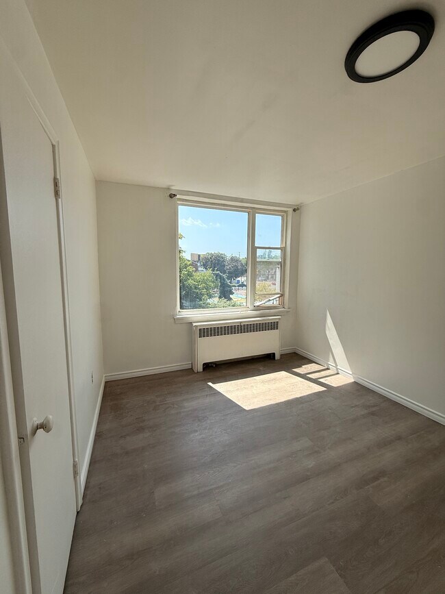 Photo du bâtiment - One Bedroom Apartment by the lake