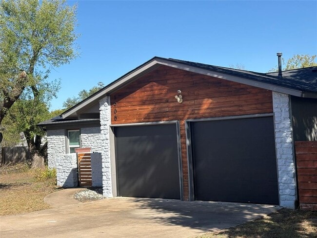 Building Photo - 1900 Dauphine Cove