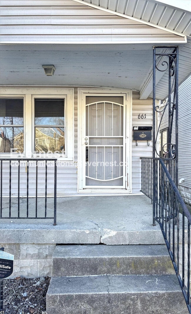 Building Photo - 3 Bed /1 Bath Townhome / Pet-Friendly / Vouchers Accepted / Available Now!