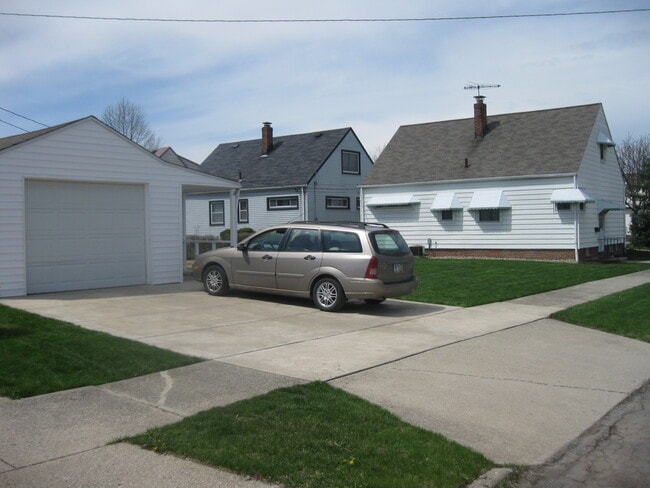 Building Photo - 13928 Oakview Blvd