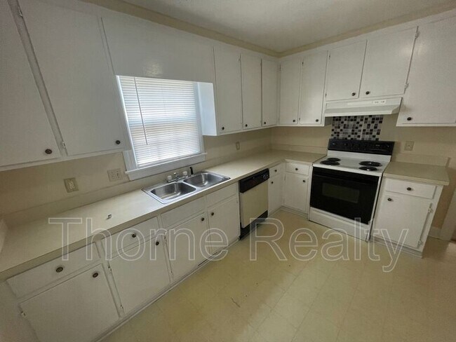 Foto del edificio - 3540 Marguerite Ln NW