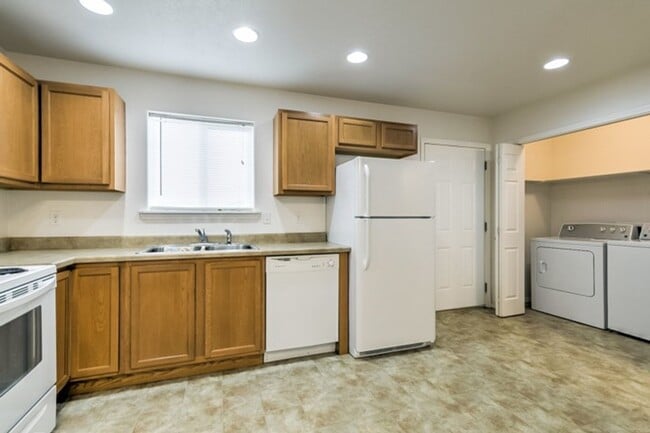 Building Photo - 447 N Haskett St