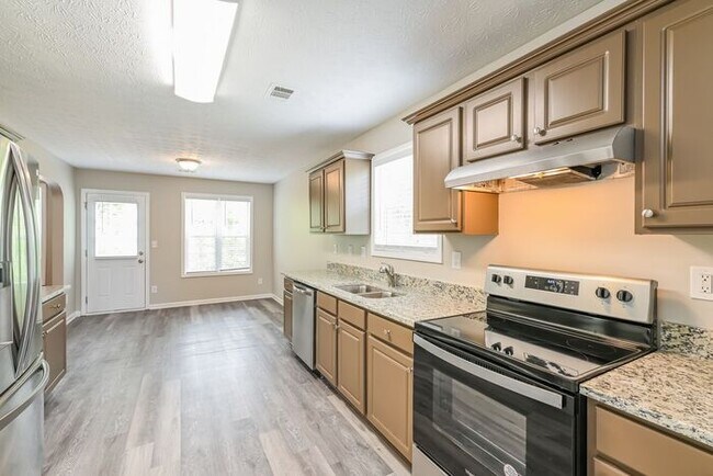 Building Photo - AVAILABLE NOW! NEWLY RENOVATED!