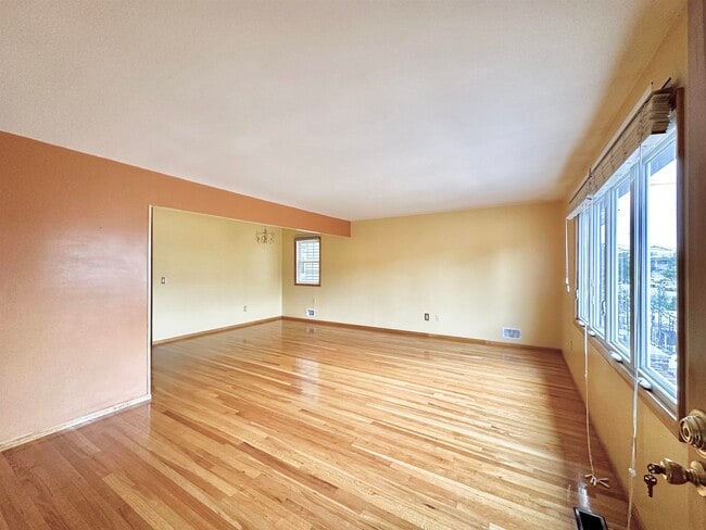 Building Photo - 57 Isabella Ave