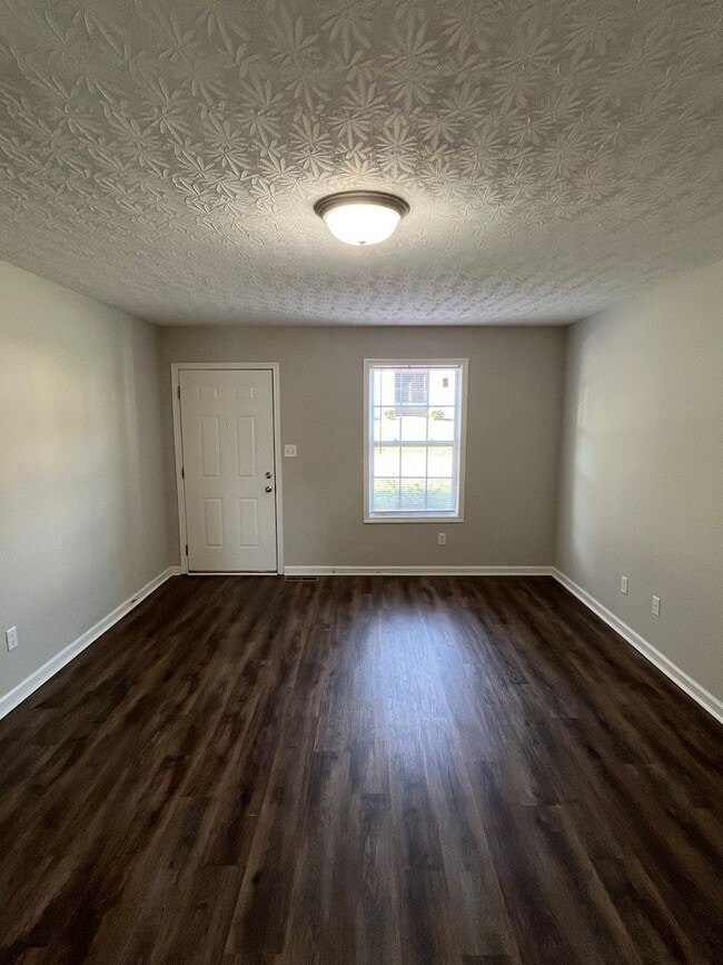 Building Photo - HALF OFF ONE MONTH AT UPPER STONE!