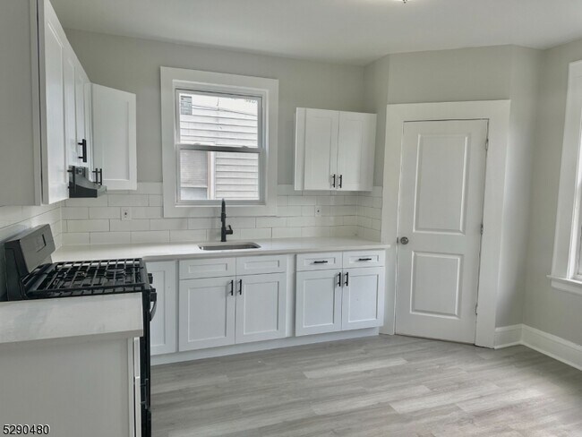 Building Photo - 48 Cedar Ave