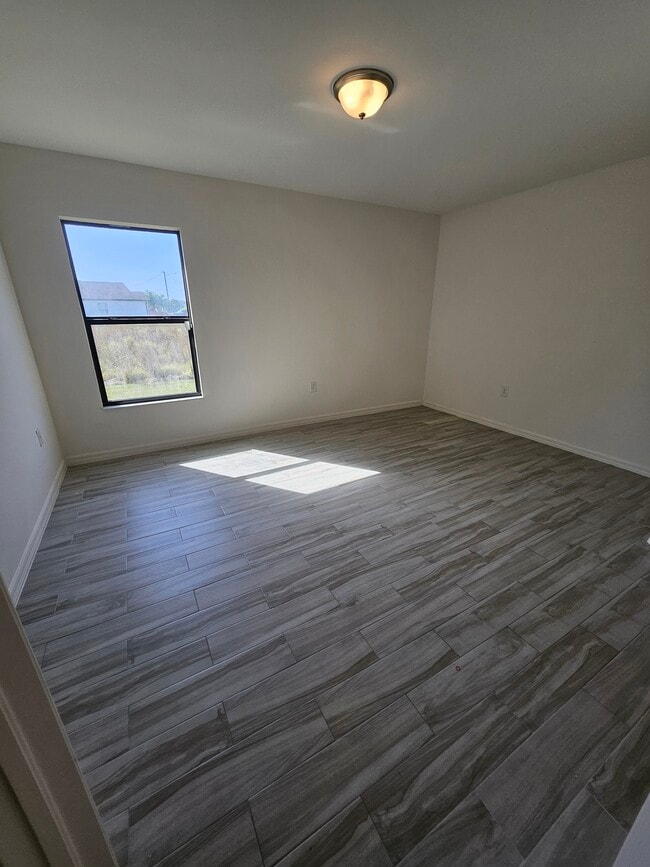 Building Photo - 807 Lystra Ave