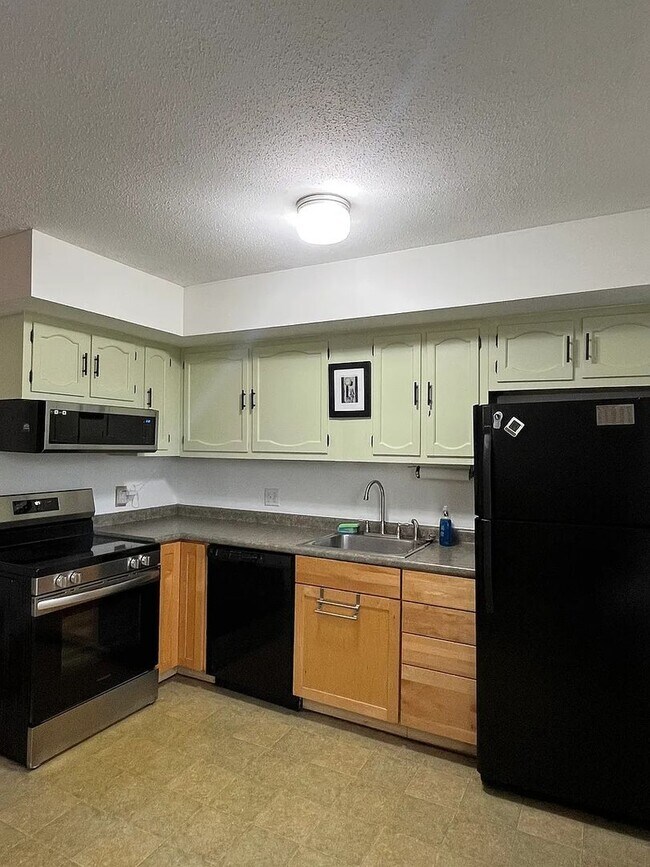 Foto del edificio - Bright, Updated 2-Bedroom in Prime Burlington Location — Available Now!