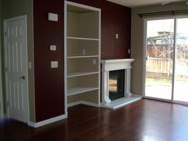 Foto del edificio - Well maintained 3 bedroom, 2-1/2 bath, 2-car garage $2400.00