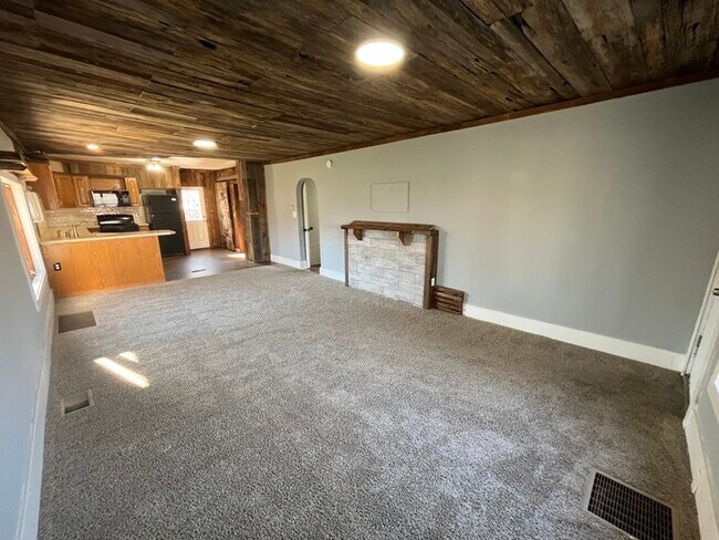 Foto del edificio - Large 4 Bed 2 Bath Home for Rent Near Down...