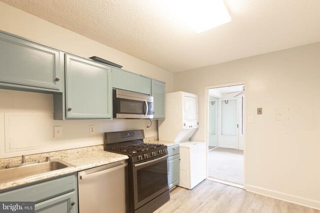 Building Photo - 3705 S George Mason Dr