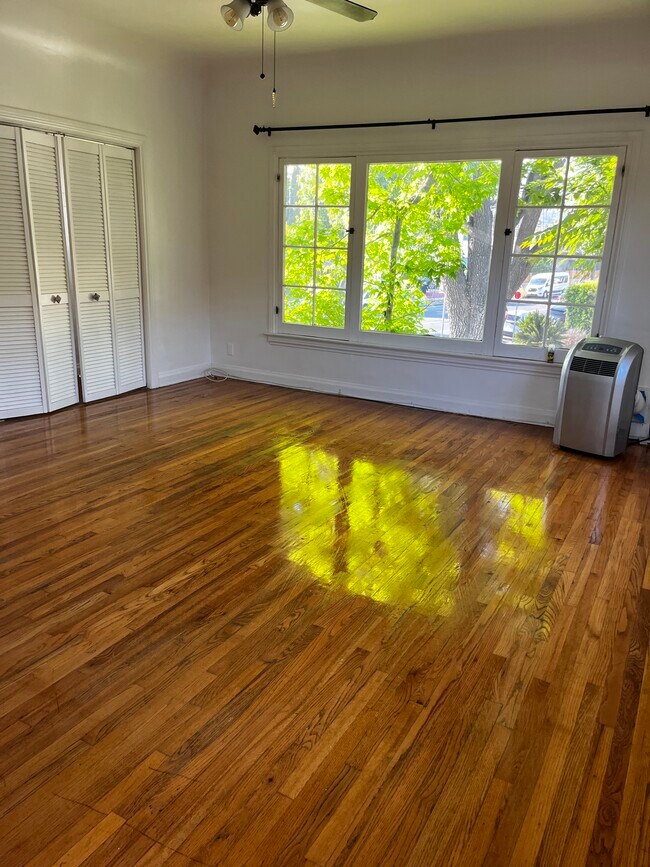 Foto del edificio - 222 N Chevy Chase Dr
