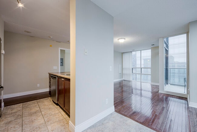 Building Photo - 30-PH30 Grand Trunk Crescent