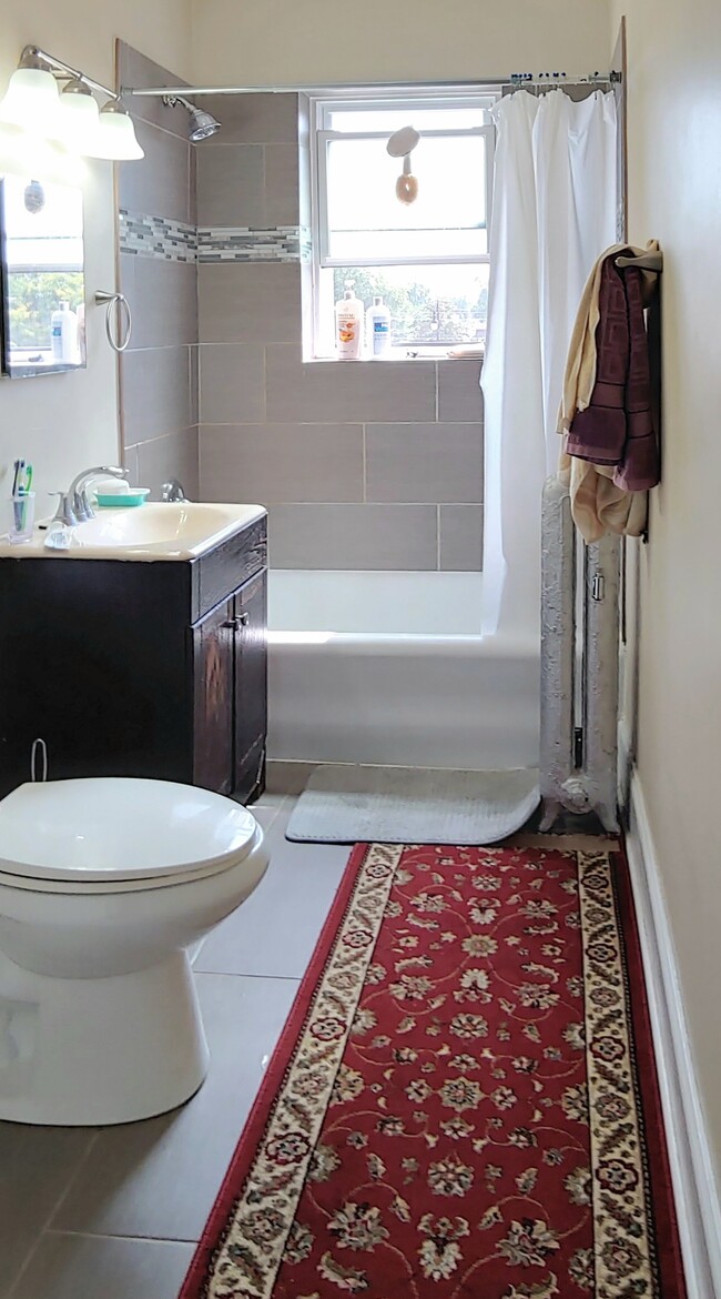 Building Photo - Modern and Spacious 2bed in Albany Park - ...