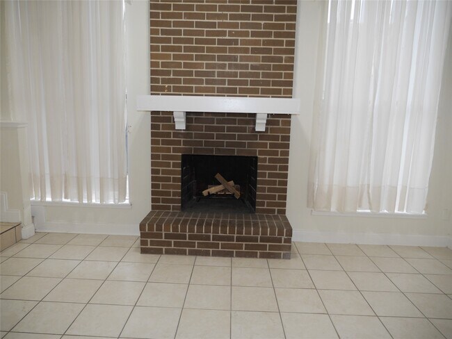Building Photo - 13840 Hollowgreen Dr