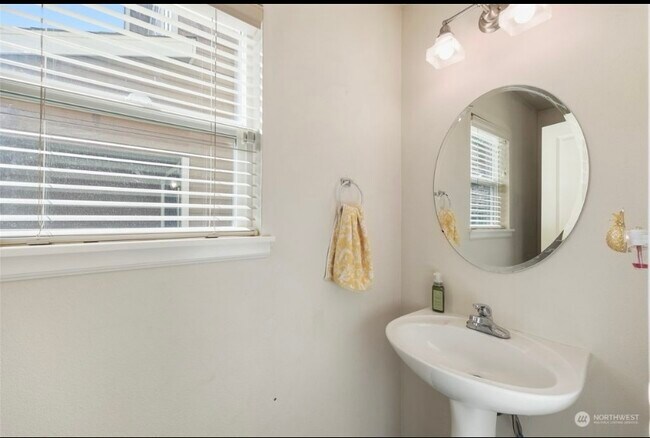 Building Photo - 4308 Roxanna Loop SE